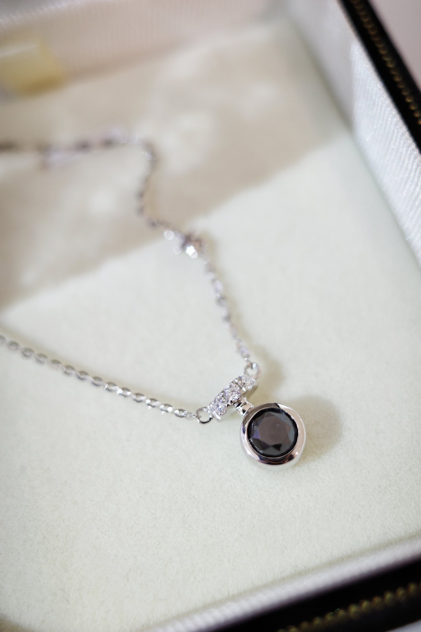 需訂製•Aquarius•18K GOLD BLACK DIAMOND NECKLACE